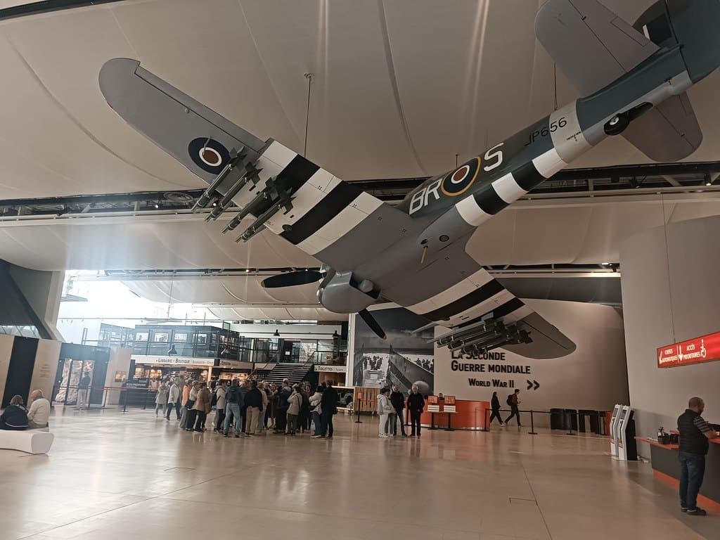 Le hall du Mémorial de Caen, un avion suspendu au-dessus des visiteurs.