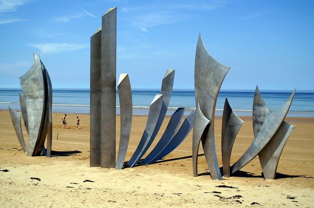 Le mémorial « Les Braves » dressé sur le sable d'Omaha Beach.