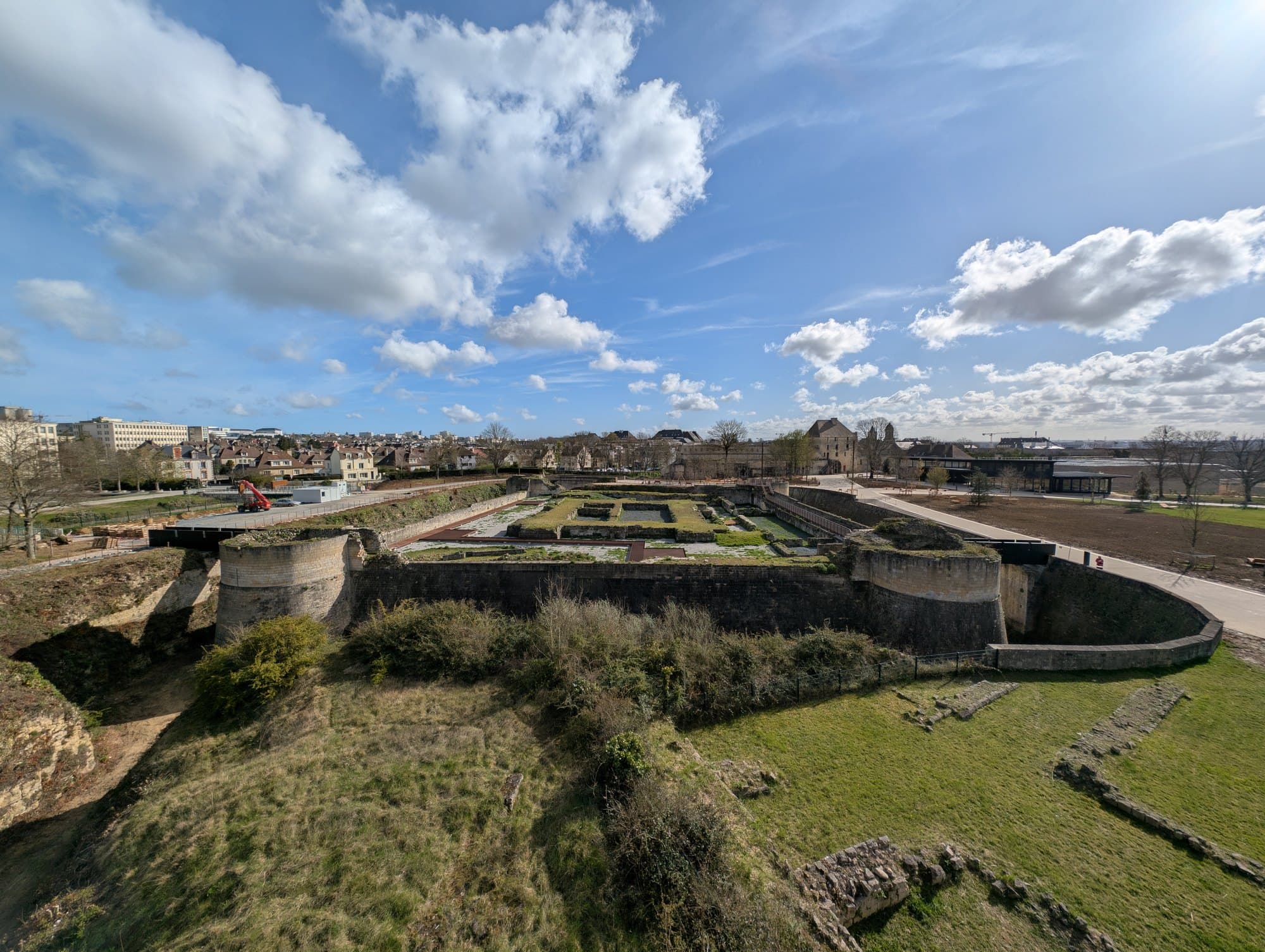 Les remparts du château de Caen et leurs jardins, la ville s'étendant au-delà.