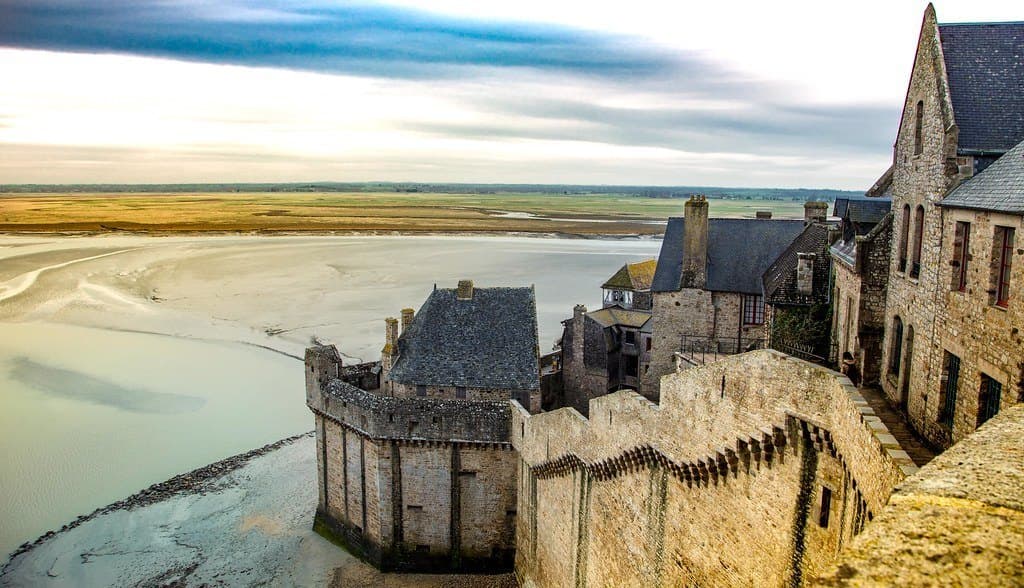 Le Mont-Saint-Michel et sa baie découverte, vus des hauteurs.