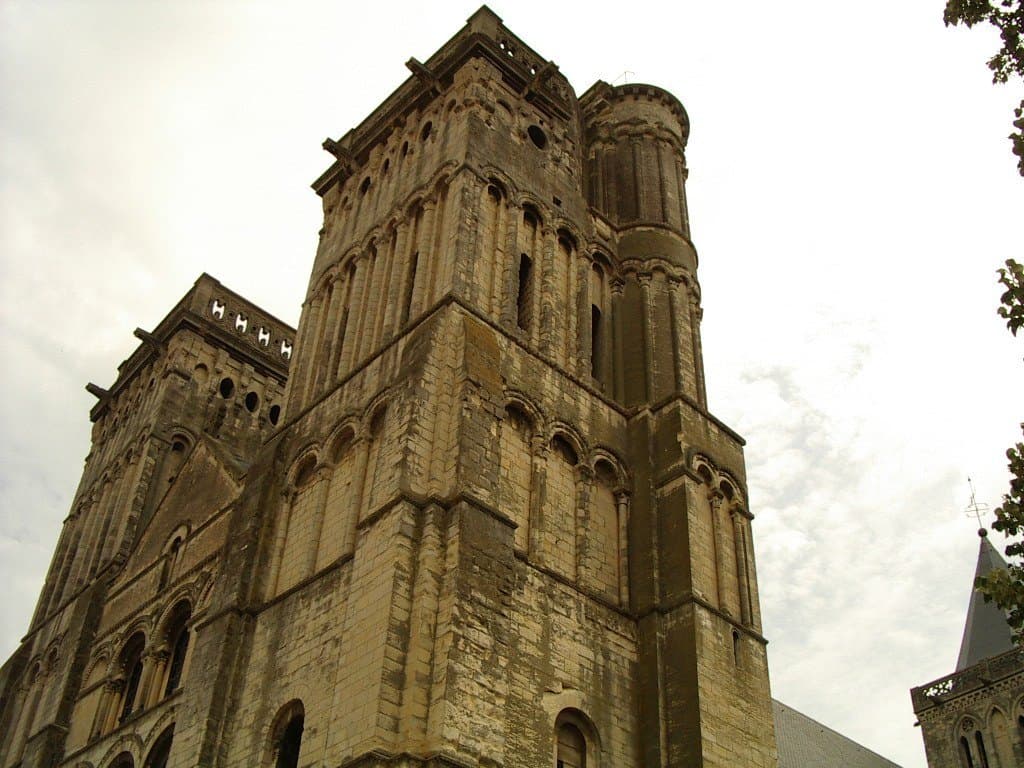 Le clocher d'une église caennaise vu en contre-plongée, contre le ciel.