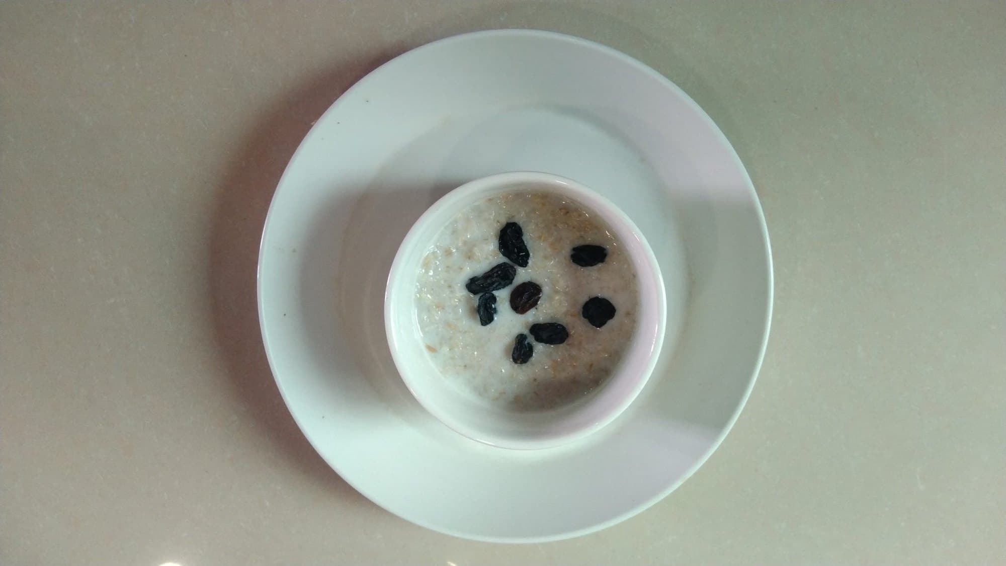 Un riz au lait servi en bol blanc, parsemé d'épices.