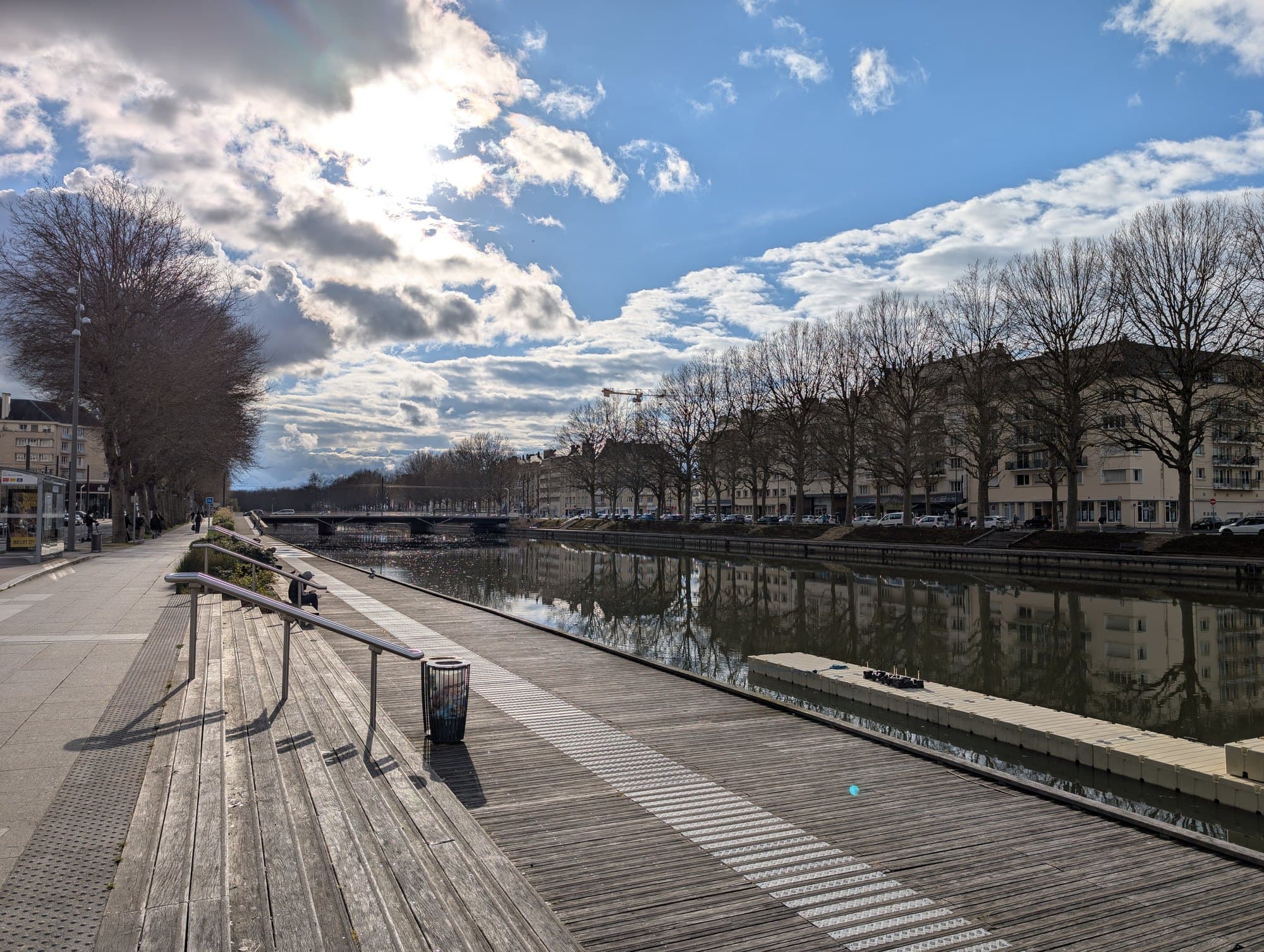 Un quai bordé d'arbres le long de l'Orne, à Caen.