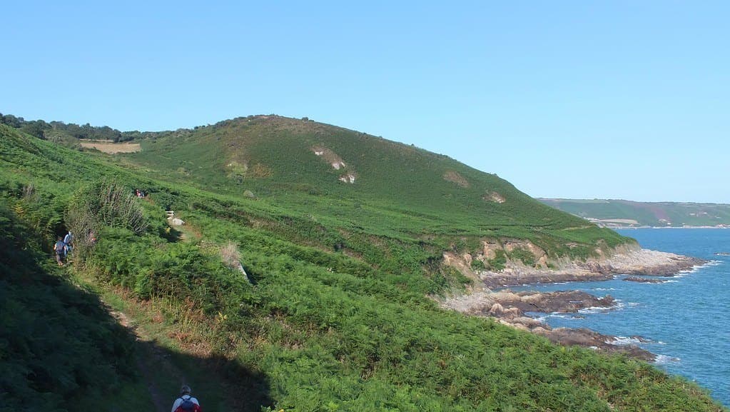 Une côte normande, falaise herbeuse plongeant dans la Manche.